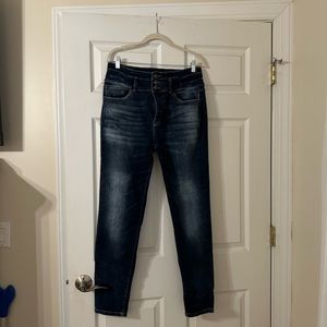 Gently used KanCan women’s jeans. Size 32